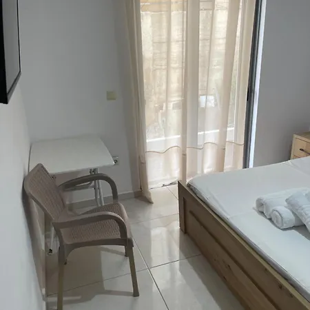 Himara Getaway Views بيت ضيافة *